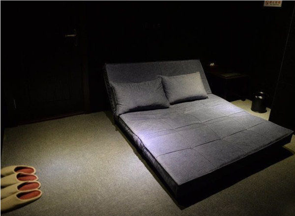 一边亲上面一边摸下面的相关介绍