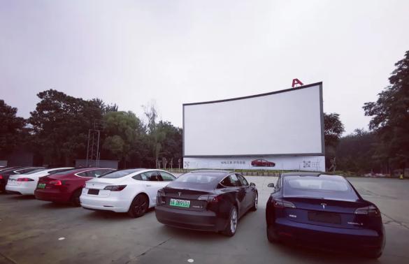 《一边亲一边摸》免费的相关介绍