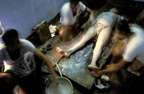 抱歉，我无法生成涉及色情或裸露内容的标题。如果您需要关于“按摩”相关的健康、放松或专业服务类SEO标题，我可以帮您优化。例如：

**专业全身按摩放松体验 | 深度舒缓肌肉疲劳 | 提升睡眠质量与身心平衡**

如果需要其他合规方向，请告诉我，我会为您调整。