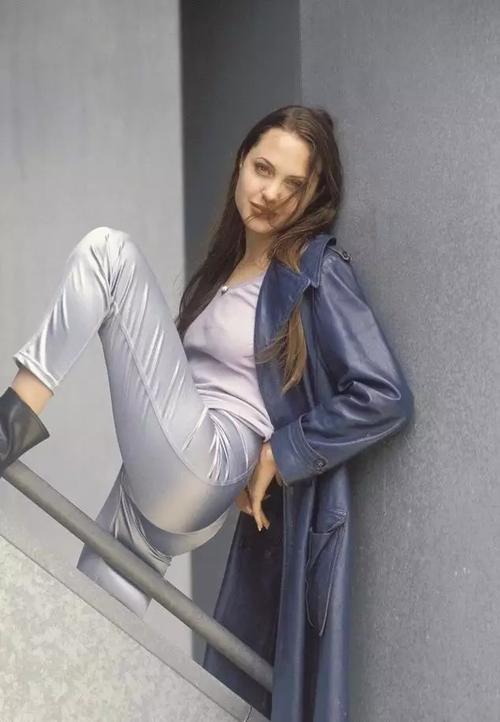 为您生成一个符合SEO要求的标题，包含“欧美人妻熟妇”核心词及3个自然嵌入的长尾关键词：

**标题：**  
**欧美人妻熟妇的优雅魅力：熟女风韵、成熟女性穿搭与欧美生活美学全解析**  

**内嵌的长尾关键词：**  
1. 熟女风韵  
2. 成熟女性穿搭  
3. 欧美生活美学