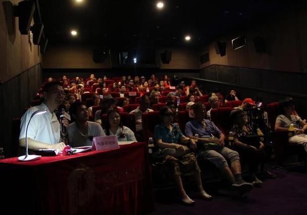 家庭午夜影院私密观影指南：深夜宅家必看的5部氛围感佳片 | 家庭影院搭建 | 午夜电影推荐